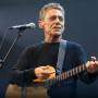 Chico Buarque tocando violão em um palco