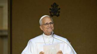 Santo padre, Papa Leão XIV sorrindo e segurando um papel