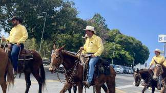 romaria a cavalo no santuário nacional cavaleiros montados nos cavalos