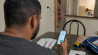 homem de costas realizando pagamento de pensão via pix