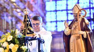 Imagem de Nossa Senhora Aparecida e Santo Afonso com Padre Marlos Aurélio