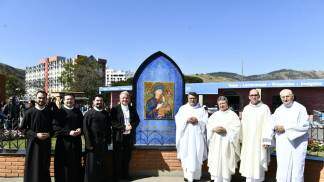 missionários redentoristas e dom mário ao lado do ícone de nossa senhora do Perpétuo socorro