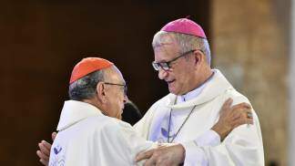 dom raymundo damasceno cumprimenta dom mario antonio durante missa de 40 anos de ordenação episcopal de dom raymundo damasceno