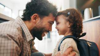 pai olhando nos olhos da filha criança