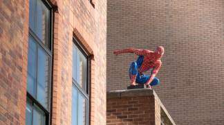 Estátua do Homem-Aranha em um terraço