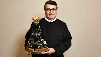 pe. marlos aurélio segurando a imagem de nossa senhora aparecida