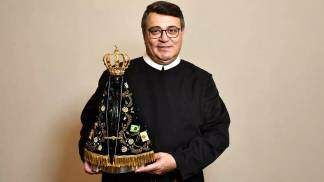 pe._marlos_aurelio_segurando_a_imagem_de_nossa_senhora_aparecida-132801_1628-894-0-0