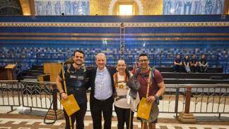 Três peregrinos ao lado de Dom Mario Antonio