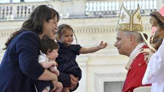 papa leão xiv cumprimenta familia em missa