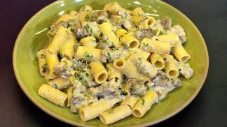 rigatoni ao molho de carne e gorgonzola_