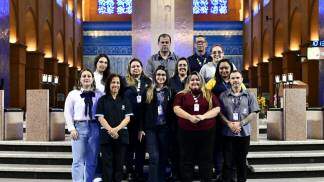 Colaboradores da Casa do Pão no Altar Central