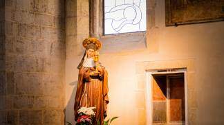 imagem de santa clara de assis na igreja 
