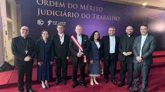 Um grupo de oito pessoas com o Cardeal Spengler e Dom Andrietta
