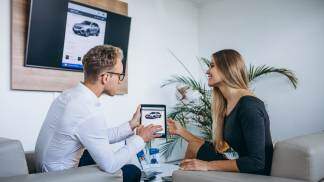 Mulher comprando carro pela internet