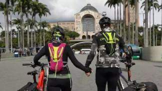 Casal chega de mãos dadas ao Santuário Nacional após romaria de bicicleta
