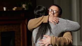 mulher abraçando a mãe perdão 