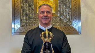 Padre Camilo com a imagem de Nossa Senhora Aparecida