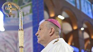 Dom Mário Antonio de perfil segurando o báculo em celebração pelos seus 19 anos de ordenação episcopal