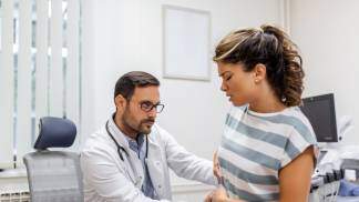Mulher sendo examinada por médico