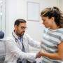 Mulher sendo examinada por médico