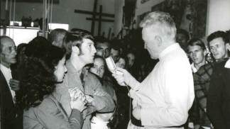 Padre Vítor entrevistando devotos