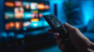 alguém mudando o canal nos streamings