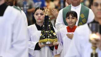 Coroinhas segurando a imagem de Nossa Senhora 