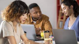 Pessoas estudando para o mercado de trabalho
