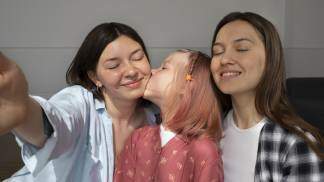 Irmãs juntas em um momento de carinho