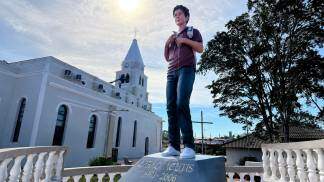 Paróquia em Pompeia inaugura maior estátua de São Carlo Acutis 