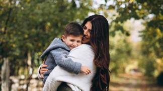 Mãe com seu filho em um parque