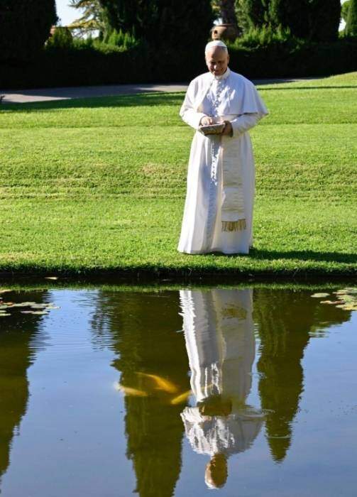 Papa Leão XIV perto de lago na Inauguração e bênção do Borgo Laudato si' 