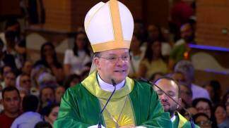 Dom Leomar Brustolin sorrindo celebrando no Altar Central
