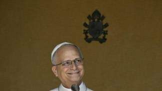 Papa Leão 14 rezando o angelus sorrindo