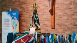 Imagem de Nossa Senhora Aparecida com bandeiras de países da América Latina