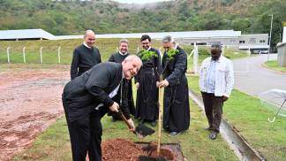 Plantio de árvore na UTC São Geraldo - Dom Mário Antonio da Silva
