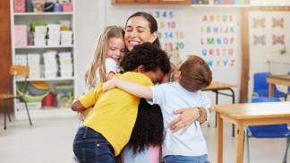 professora abraçando os alunos acolhimento