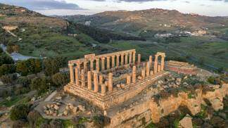 Ruínas da antiga cidade de Agrigento cercada pela natureza