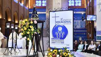Nossa Senhora Aparecida ao lado do banner do Congresso Vocacional do Brasil