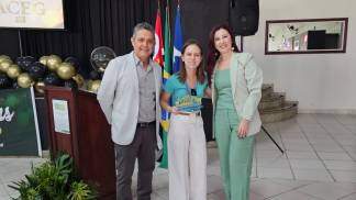 Fernanda Prado, jornalista da Pop, recebe troféu imprensa da ACEG