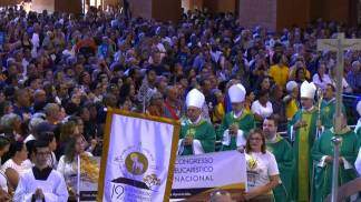 faixa sobre o congresso eucaristico nacional na procissão de entrada da missa da arquidiocese de goiania em 2026 2