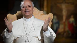 papa leao xiv sorridente com os braços abertos