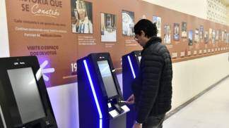 visitante-retirando-ticket-no-toten-a12