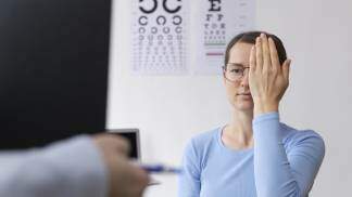 Mulher fazendo exame de Neuromielite Óptica