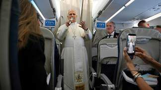 papa leao xiv em um avião