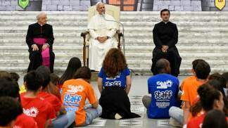 papa leao xiv conversando com crianças