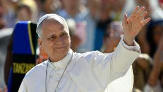 Papa Leão XIV acenando 
