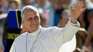 Papa Leão XIV acenando 