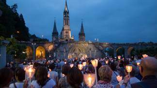 procissão luminosa no Santuário de Nossa Senhora de Lourdes (França)