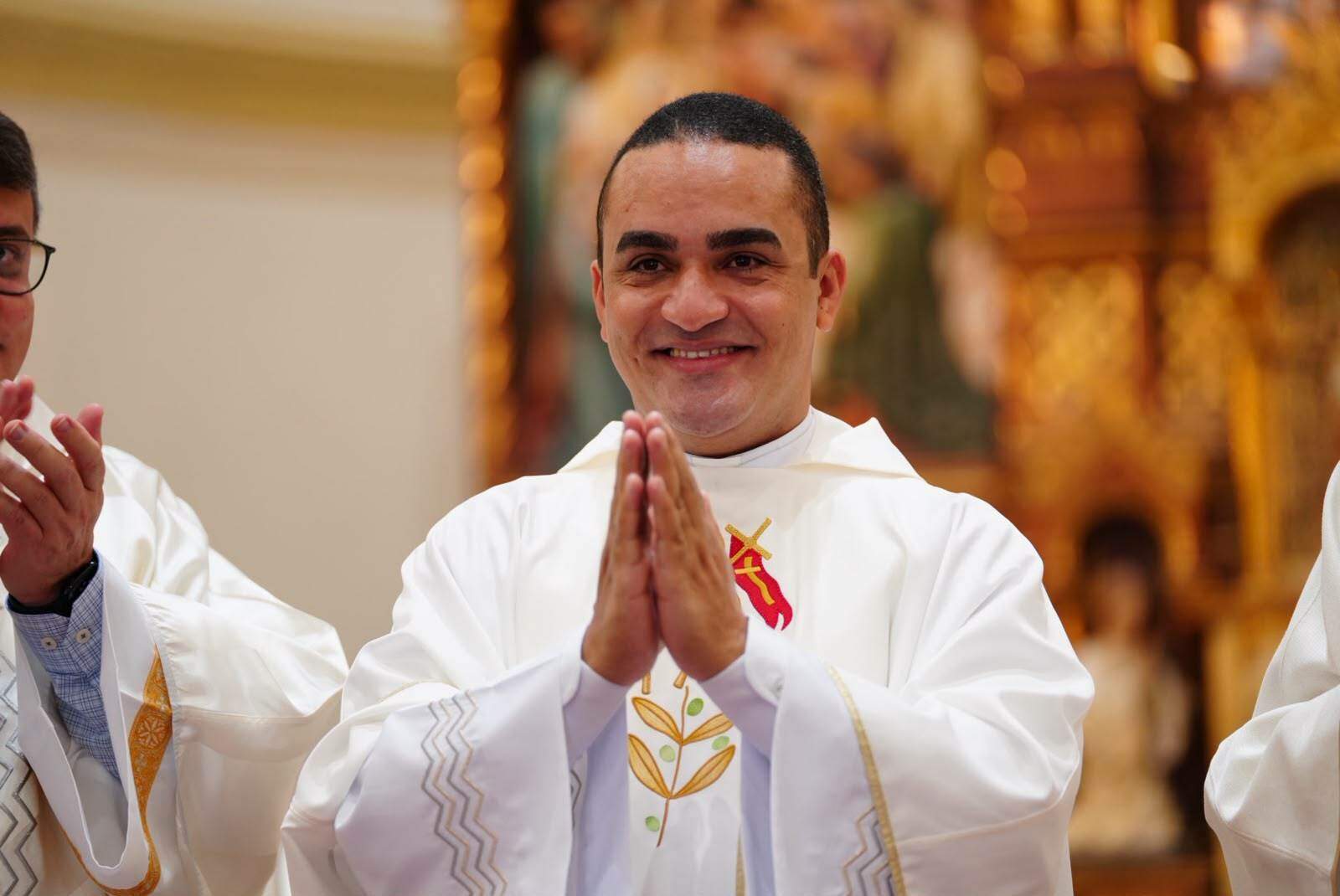 Sacerdote de Cristo: Pe. Carlos Renato é ordenado em Juiz de Fora
